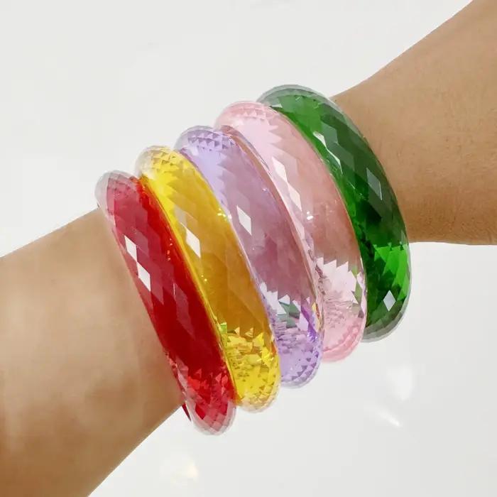 Bracelet en résine colorée transparente avec découpes géométriques pour femmes, styles modernes et élégants pour les occasions estivales