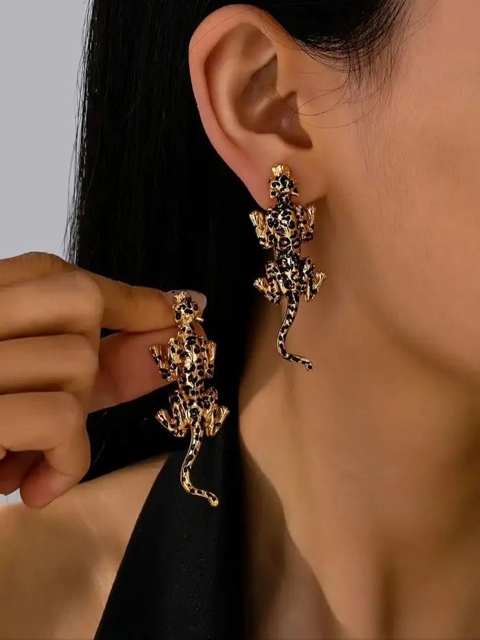 Une paire de boucles d'oreilles léopard sauvage pour femmes
