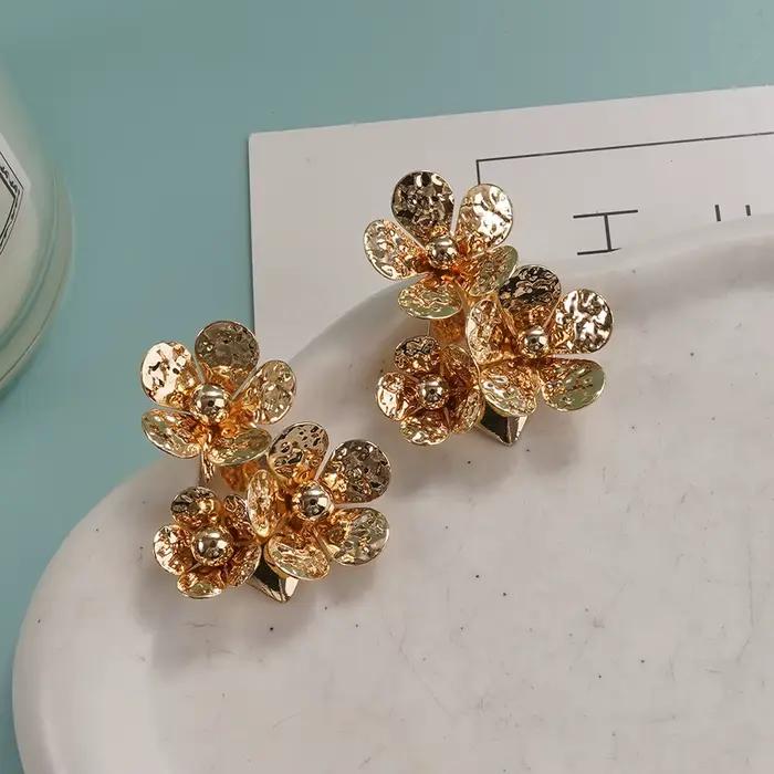 Boucles d'oreilles à fleurs dorées texturées opulentes, accessoire rétro audacieux pour robes formelles, hauts en soie, style avec une riche esthétique