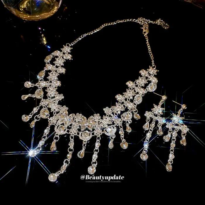 Collier ajouré orné de diamants avec pampilles