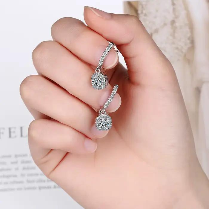 Boucles d'oreilles Huggie en Moissanite 2CT pour femmes, diamant créé en laboratoire, en argent Sterling 925, cerceau délicat, bijoux fins