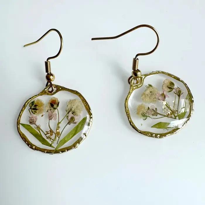 Boucles d'oreilles rondes irrégulières élégantes à motif floral