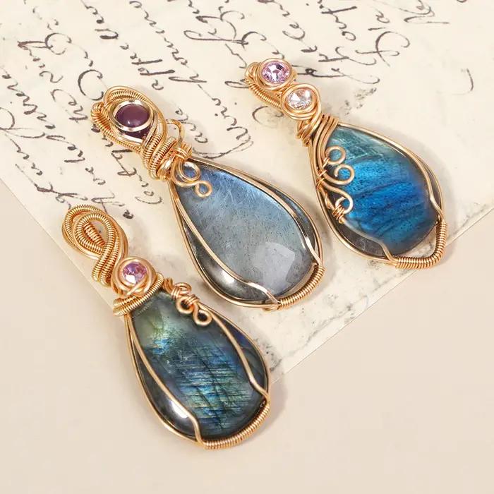 Collier en pierre Labrador