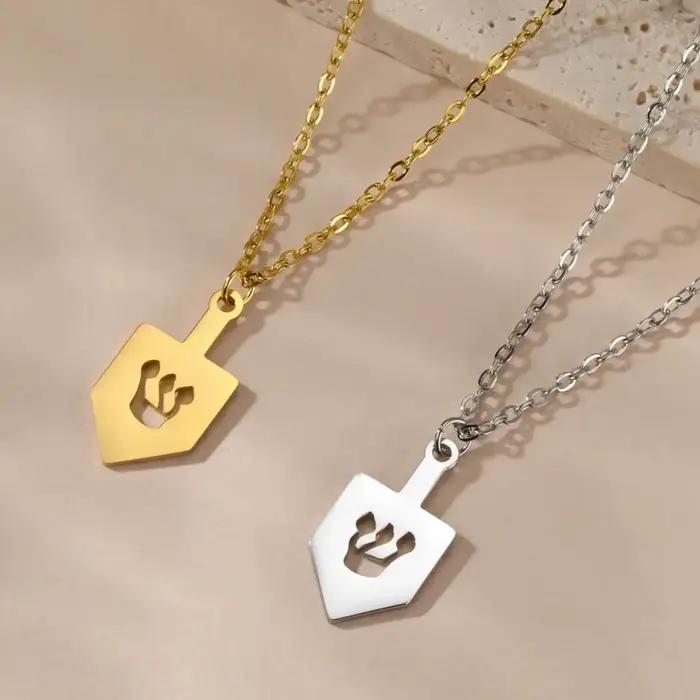 LIKGREAT Judaica hébreu pendentif collier en acier inoxydable bijoux juifs Hei nonne Shin Gimel Dreidel femmes accessoires de fête Hannu