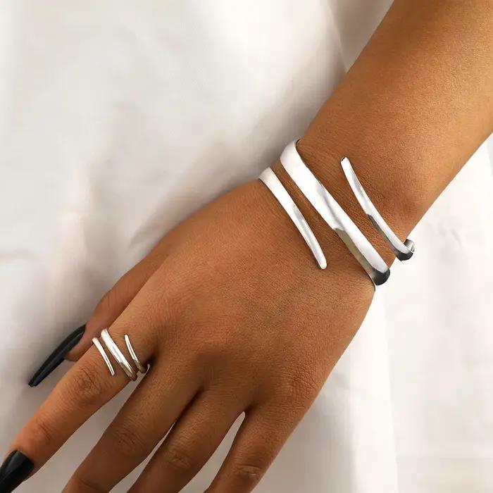 Ensemble de bracelets et matiques ouverts en métal pour femmes élégants avec motifs géométriques et finitions or et or jaune clair pour occasions sociales