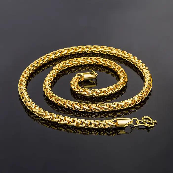 Un collier chaîne plaqué or 24 carats
