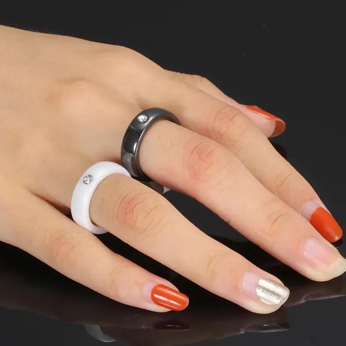 Bague en céramique noire et blanche avec cristal pour engagement et occasions spéciales hommes femmes style classique modernité