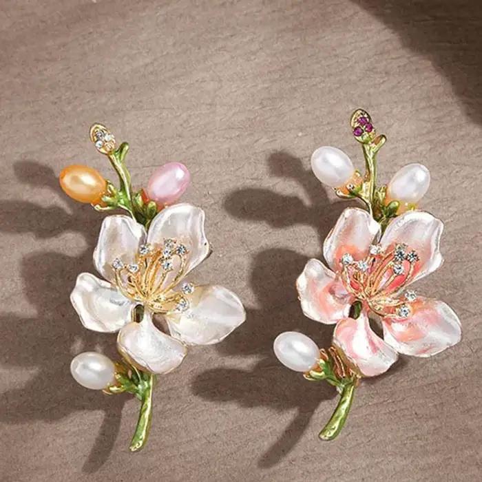 Broche en émail fleur de pêcher imitation perles strass design luxueux et élégant pour femmes occasions spéciales et vie quotidienne