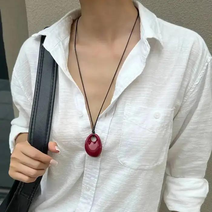 Lacteo 4 couleurs mode Simple irrégulière rouge résine pendentif collier pour les femmes 2025 nouveau Punk Unique longues chaînes colliers bijoux