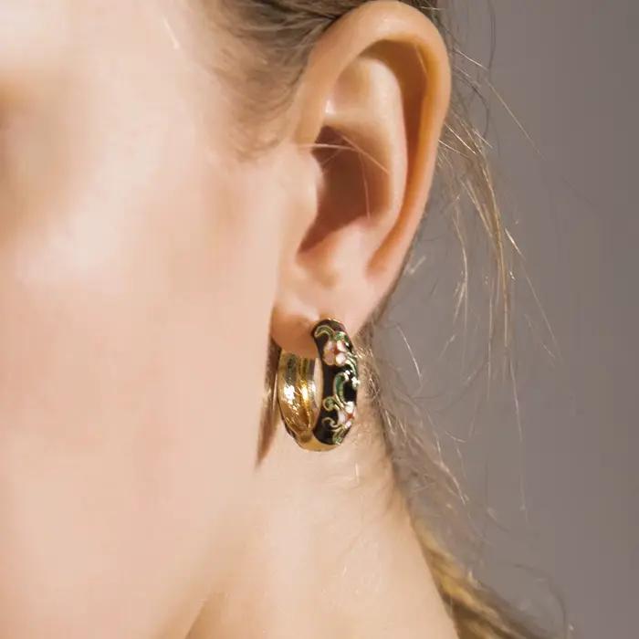 Boucles d'oreilles Huggie en forme de fleur en émail pour femmes style vintage boho bijoux de déclaration pour occasions spéciales