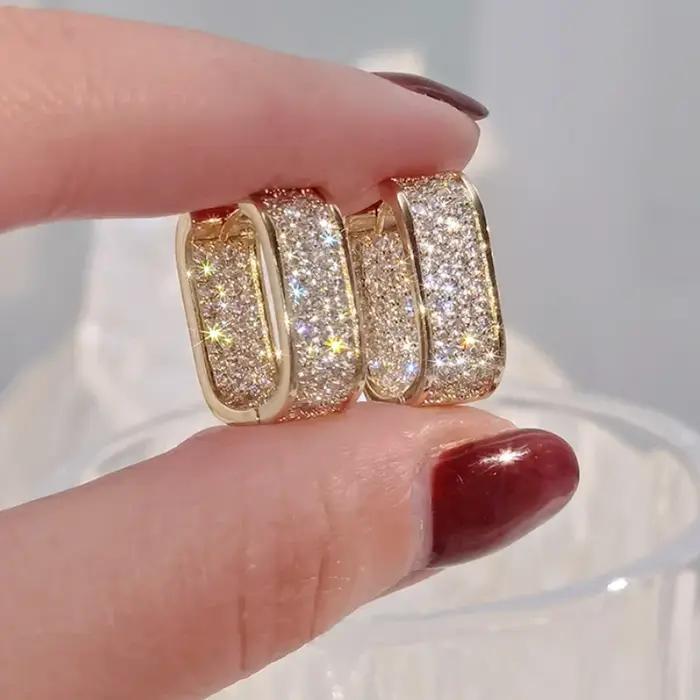 Boucles d'oreilles brillantes en diamant pour femmes bijoux de luxe simples en or argent à la mode pour les occasions spéciales nouvelles collections 2024