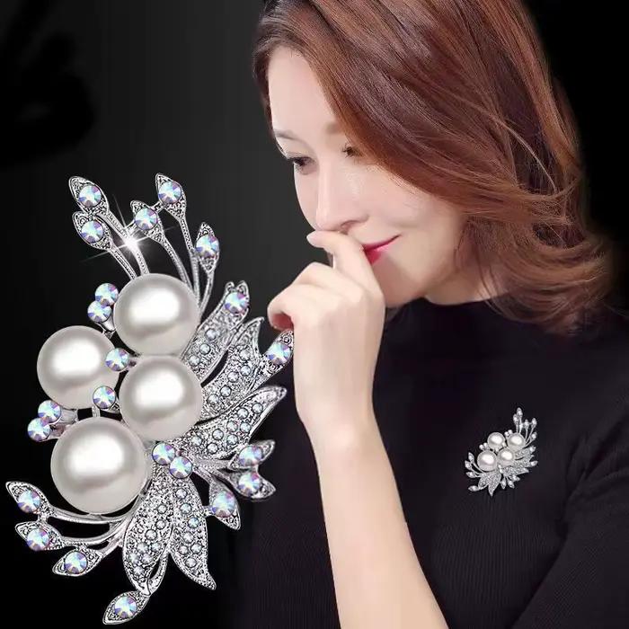 SKEDS Broche élégante pour femme, motif floral, perles et cristaux, bijou de mode exquis haut de gamme, style coréen classique