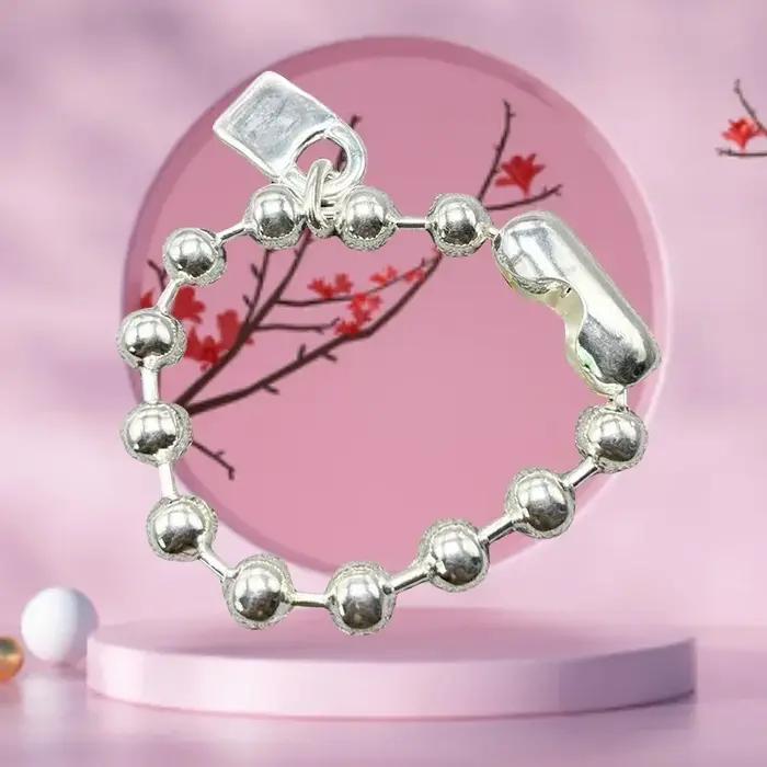 Bracelets et bijoux exquis, cadeaux qui les filles aiment l'été de 2025
