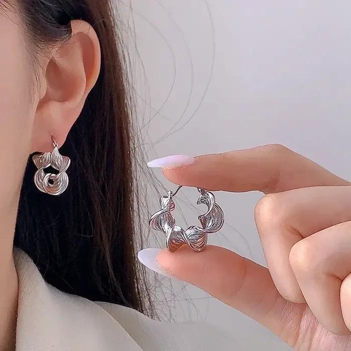 Boucles d'oreilles créoles torsadées géométriques couleur argent hypoallergénique minimalistes tendance pour femmes occasions spéciales ```