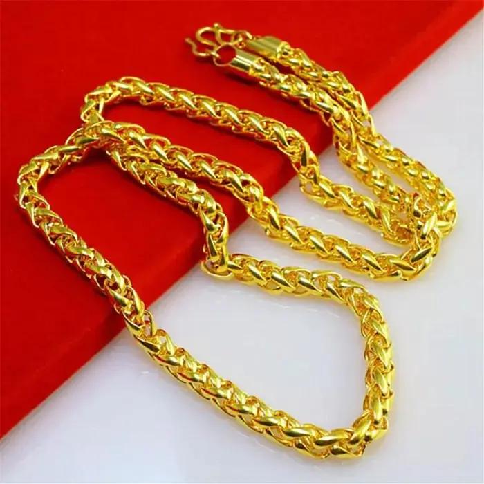 Un collier chaîne plaqué or 24 carats