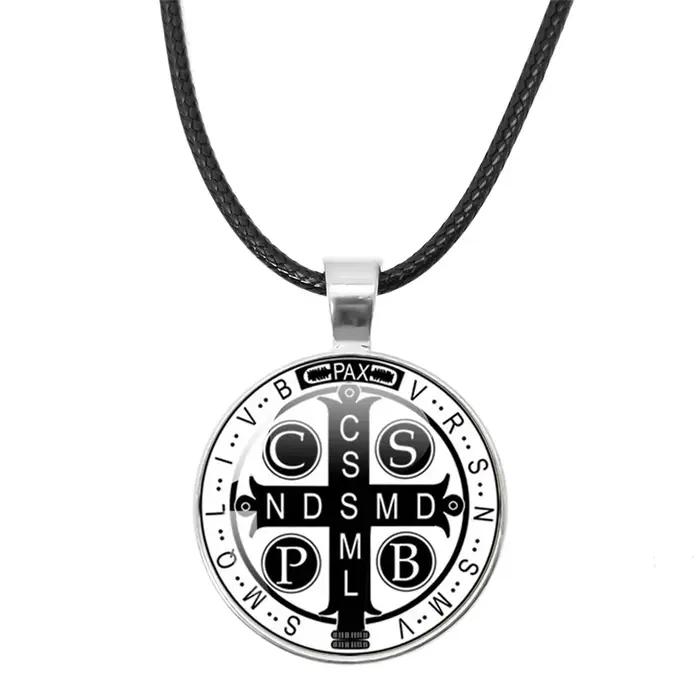 Collier en corde de cuir avec médaillon de Saint Benoît pendentif religieux amulette médaille d'exorcisme cadeau occassions spéciales