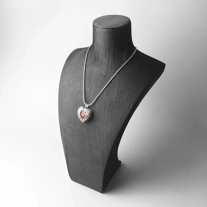 Collier pendentif en forme de cœur à ailes rouges