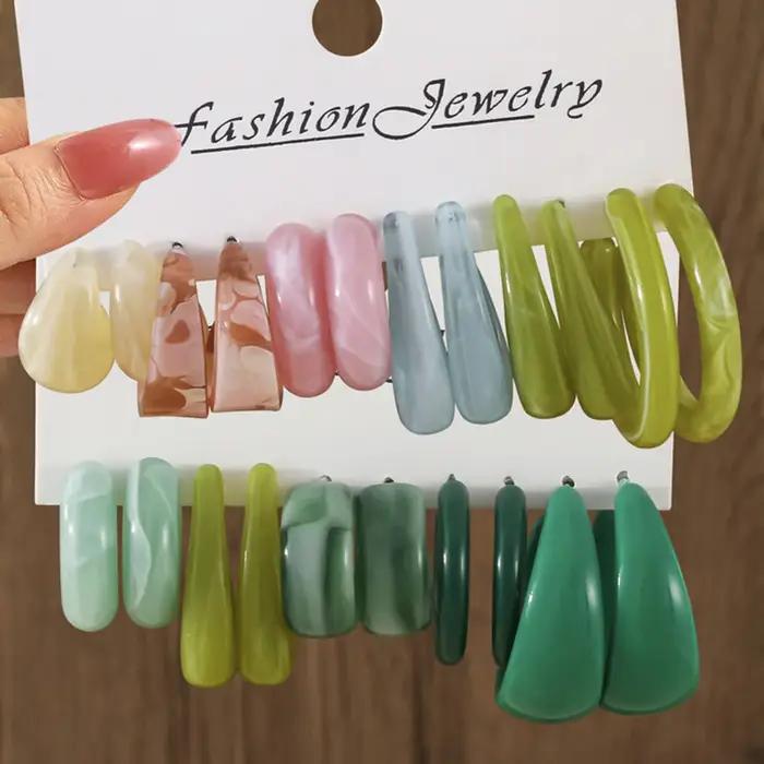 Ensemble de boucles d'oreilles pendantes en résine élégante