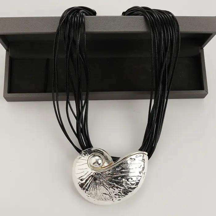 Collier européen et américain exagéré avec pendentif en conque en métal