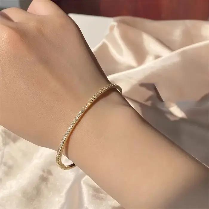 Le bracelet fin en zircone micro-incrustée