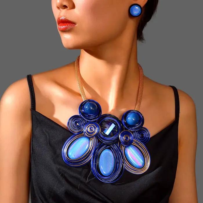 Nouvel ensemble de bijoux fantaisie pour femme, collier et boucles d'oreilles en fil d'aluminium tressé à la main avec perles de cristal, style audacieux et personnalisé