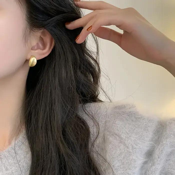 Boucles d'oreilles clous géométriques couleur argent pour femme