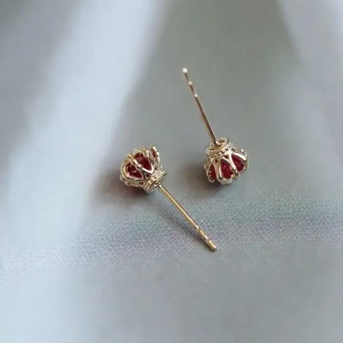 Boucles d'oreilles couronne tridimensionnelles incrustées de pierres précieuses rouges