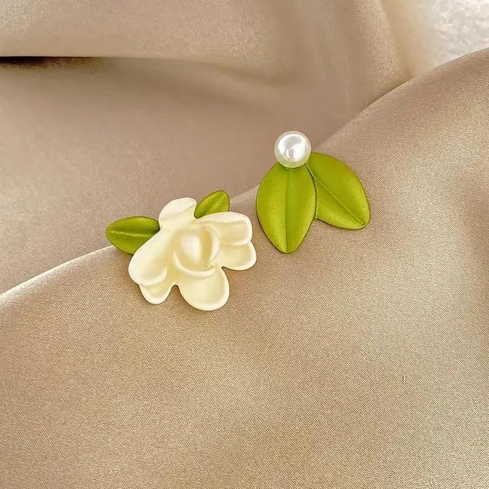 Boucles d'oreilles fleur de gardénia blanche pour femme