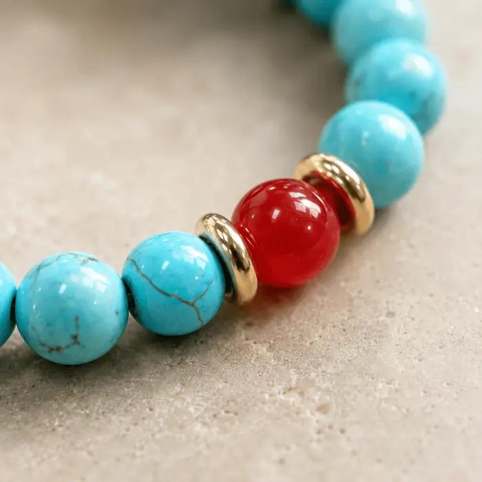 Un bracelet vintage de style bohème avec des perles rouges et vertes contrastées - parfait pour un usage quotidien