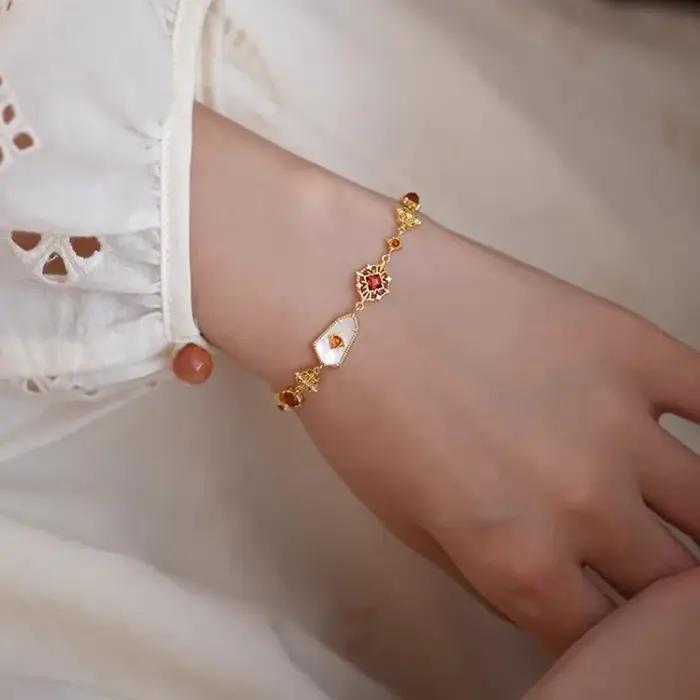 Bracelet en rubis incrusté de style palais rétro pour femmes élégantes et luxueuses pour mariage et cérémonies importantes