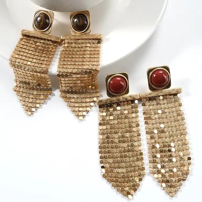 Boucles d'oreilles Art Déco martelées en maille dorée avec franges