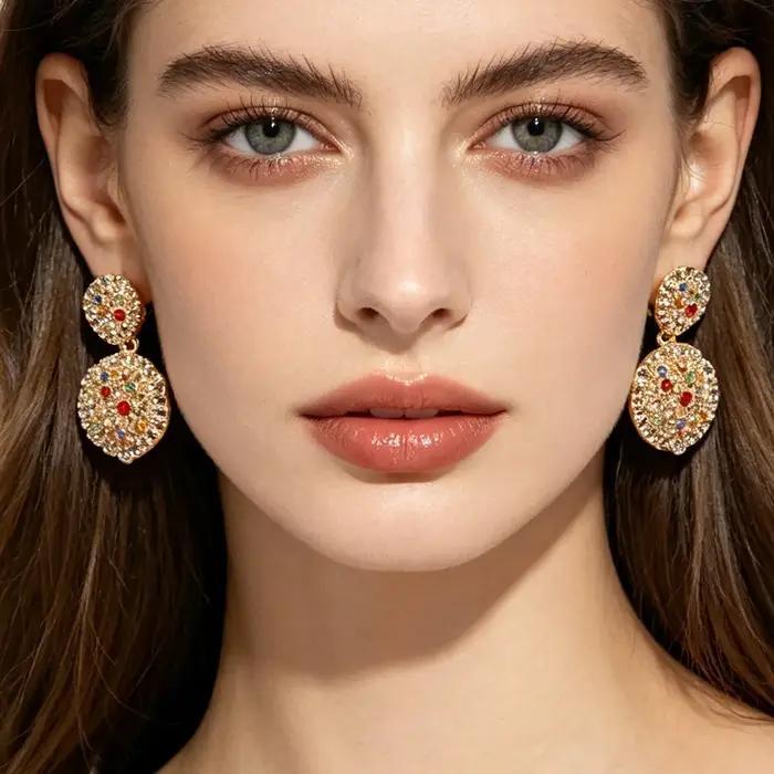 Boucles d'oreilles à plusieurs niveaux en or martelé avec accents de strass multicolores, bijoux statement pour femmes occasions spéciales mariage soirées formelles