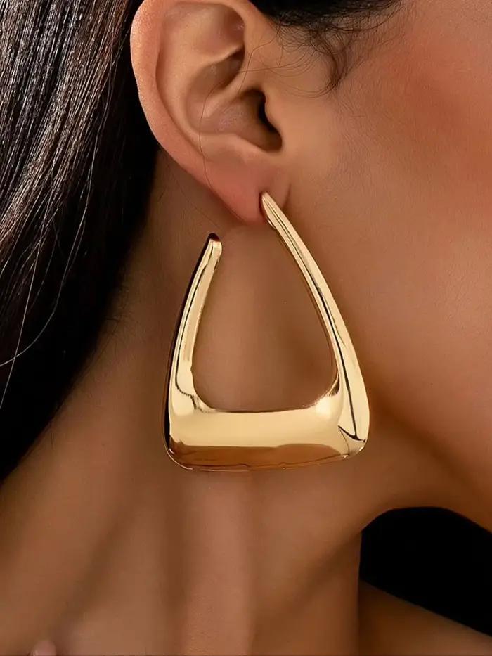 Boucles d'oreilles dorées triangulaires pour femmes, élégantes et confortables pour le bureau et les occasions spéciales