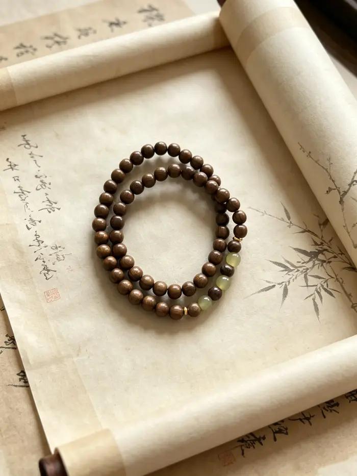 Bracelet double boucle en bois de santal naturel avec accent en jade