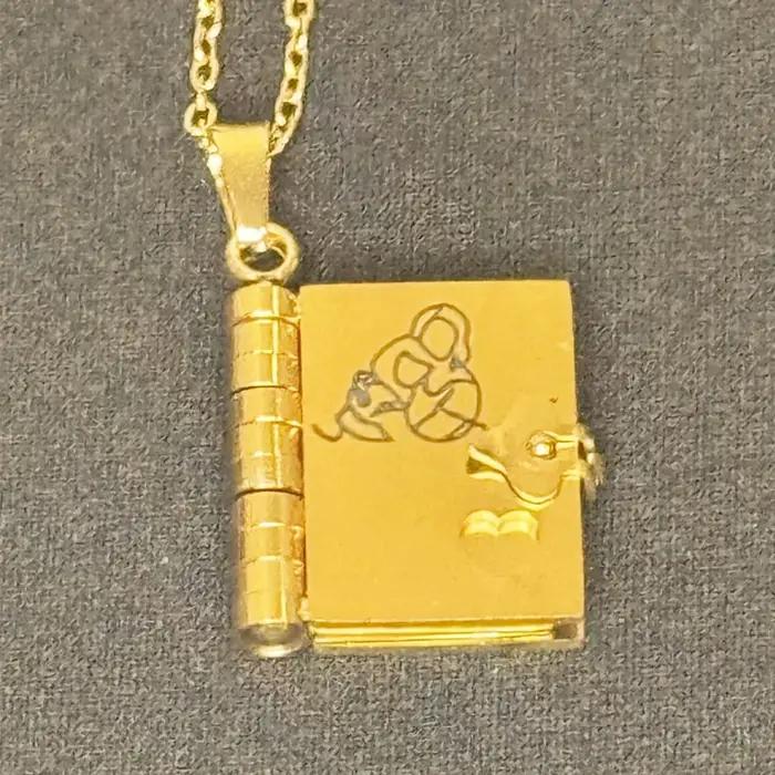 Collier avec pendentif en forme de cœur gravé avec des informations sur la petite-fille espagnole