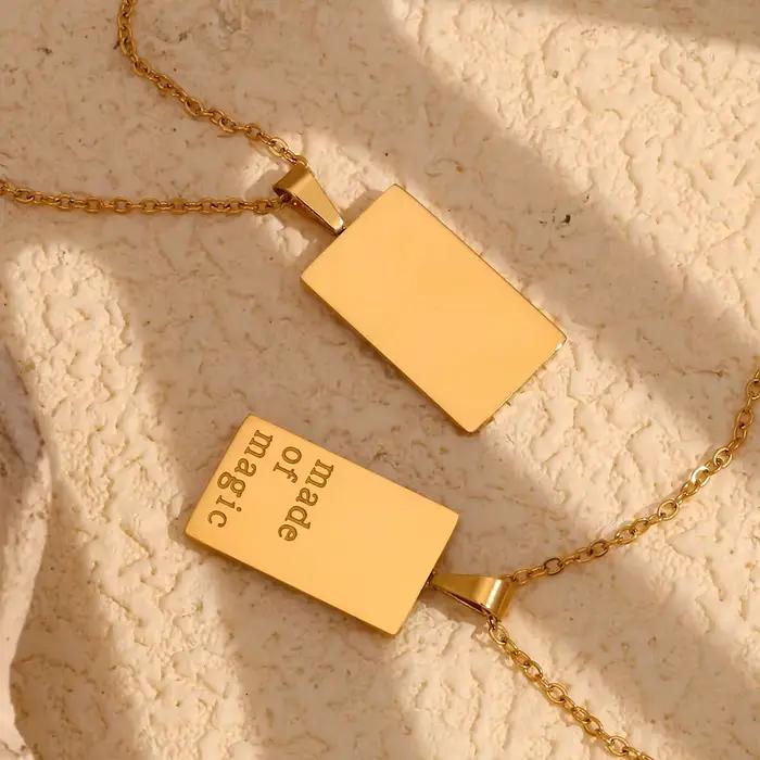 E.B.belle – collier avec pendentif rectangulaire