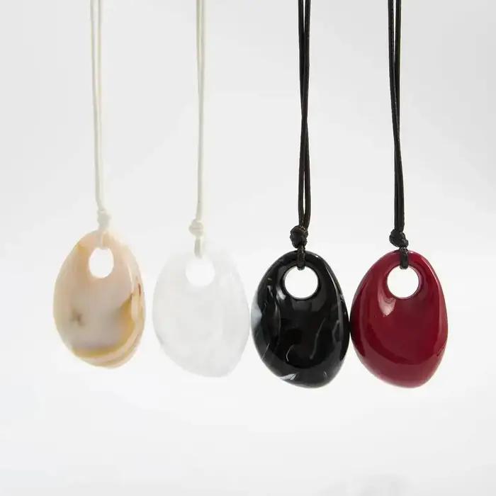 Lacteo 4 couleurs mode Simple irrégulière rouge résine pendentif collier pour les femmes 2025 nouveau Punk Unique longues chaînes colliers bijoux