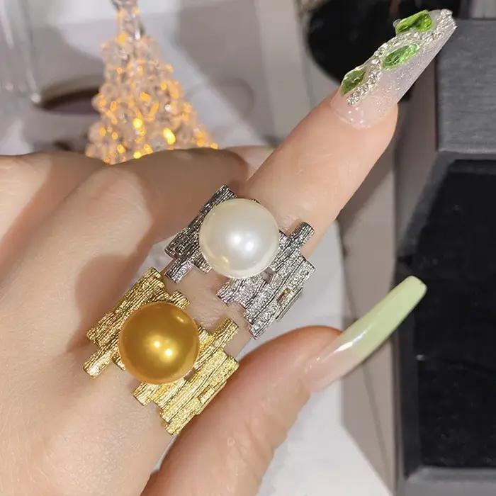 Bague de déclaration en perle métallique pour femmes, design unique, style moderne, bijou de luxe pour occasions de fête