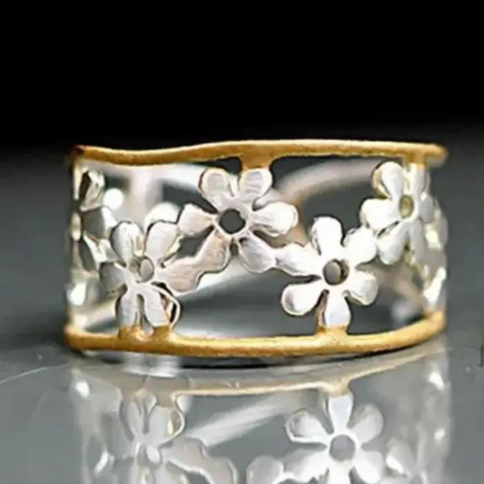 Bague ethnique pour femme sculptée à la main avec motif floral