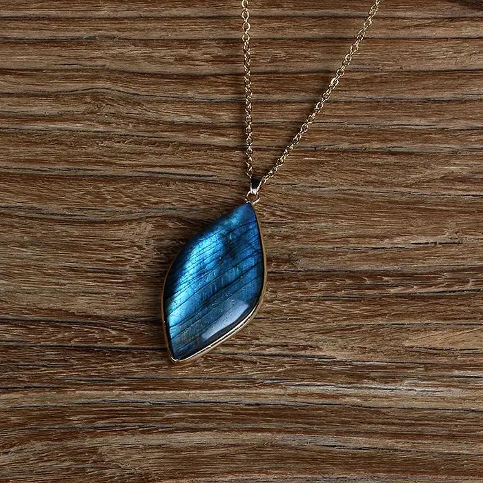 Collier en Labrumen Naturel de Forme Irrégulière