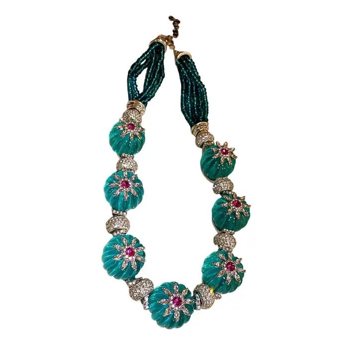Collier de boucles d'oreilles à motif de fleurs en résine avec une chaîne de clavicule rétro et élégante