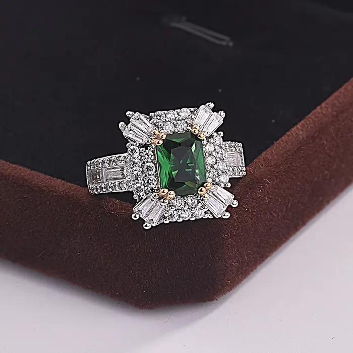 Bague de princesse carrée en émeraude et zircon de style luxueux