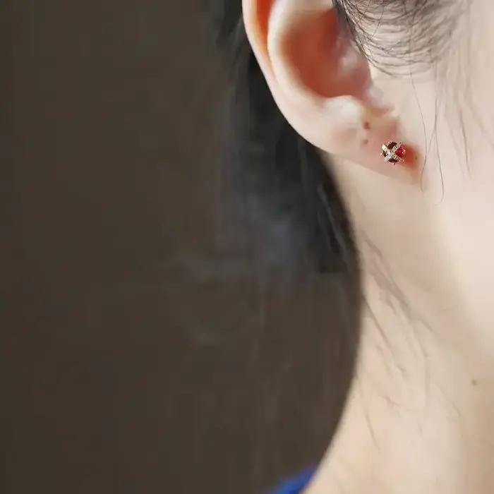 Boucles d'oreilles couronne tridimensionnelles incrustées de pierres précieuses rouges