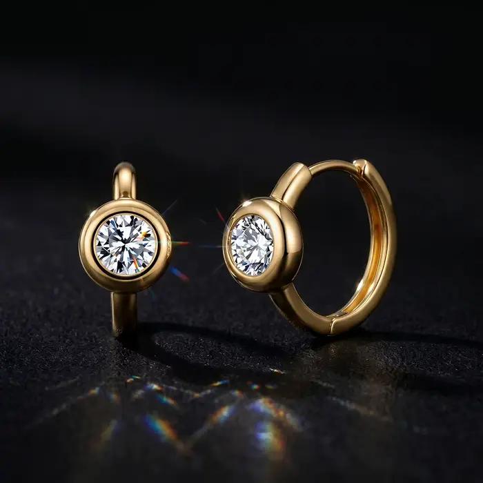 Kiss Mandy Boucles d'oreilles créoles unisexe en argent sterling 925 avec moissanite taille brillant rond, bijou solitaire effet diamant, cadeau SMOE23
