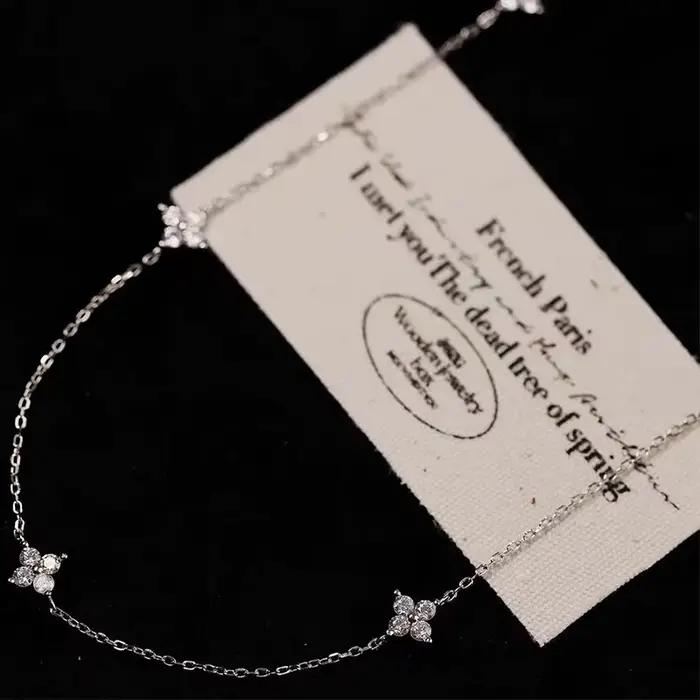 Collier Feuille Porte-Bonheur en Argent Sterling 925 et Plaquage d'Or 14 Carats, avec Pendentif Fleurs CZ Blancs, Idéal pour Toutes Occasions