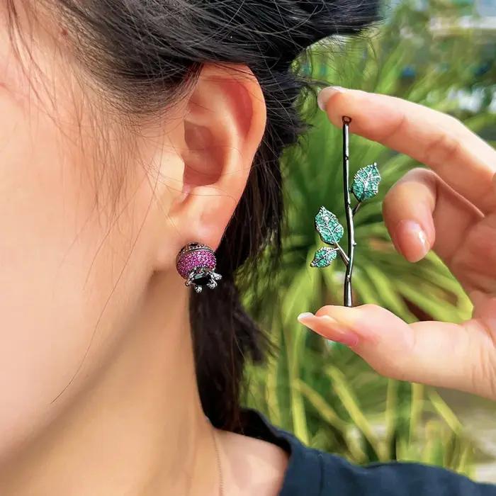 Boucles d'oreilles Pera CZ en zircone cubique plaquées or noir pour femmes avec motifs fleurs et feuilles pour occasions spéciales