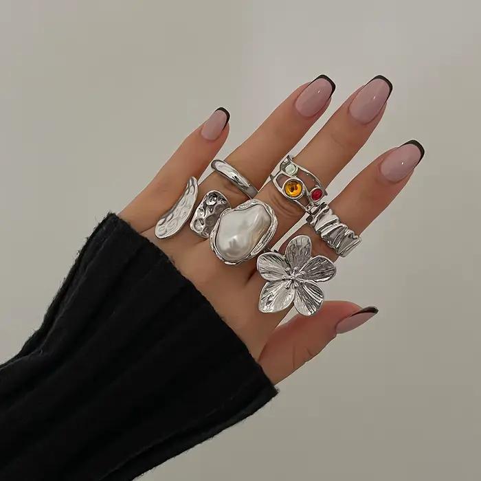 Ingemark 2025 bague baroque Imitation perle pour femmes bagues ouvertes élégantes avec accessoires de bijoux de conception de fleur en métal exagéré