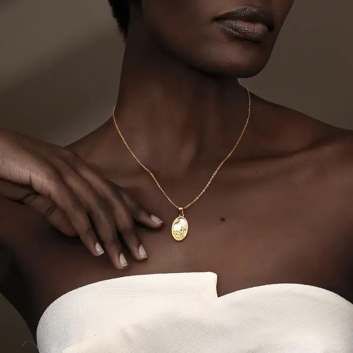 E.B.belle – collier avec pendentif Constellation en acier inoxydable