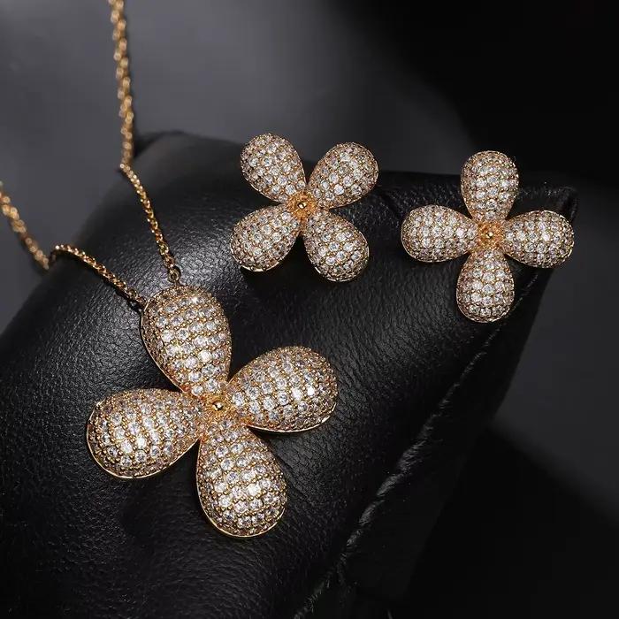 Ensemble de collier et de boucles d'oreilles en or plaqué 18 carats avec trèfle à quatre feuilles en