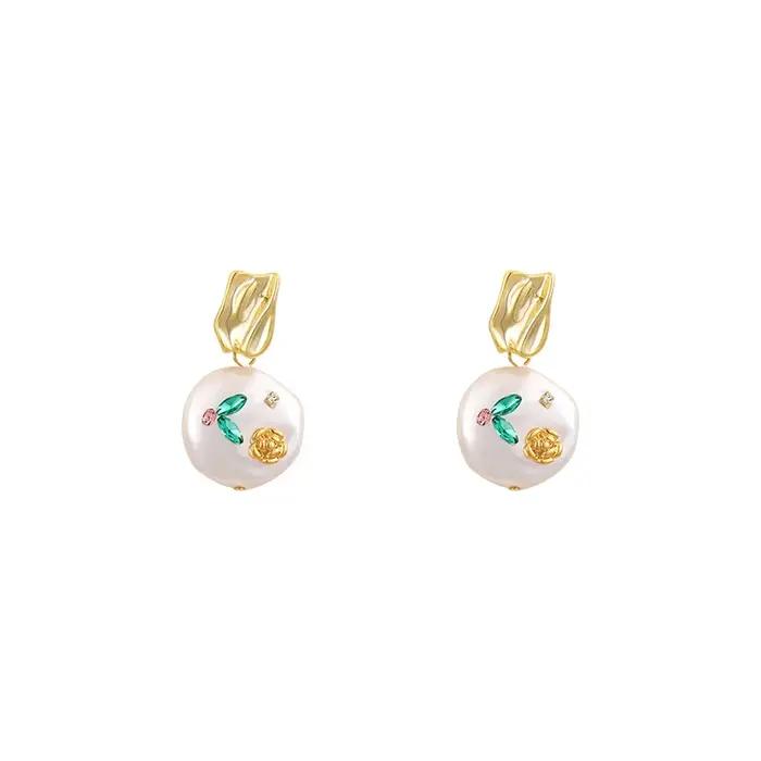 Monet Garden imite la conception de boucles d'oreilles en perles baroques avec des bijoux de tempérament inhabituel